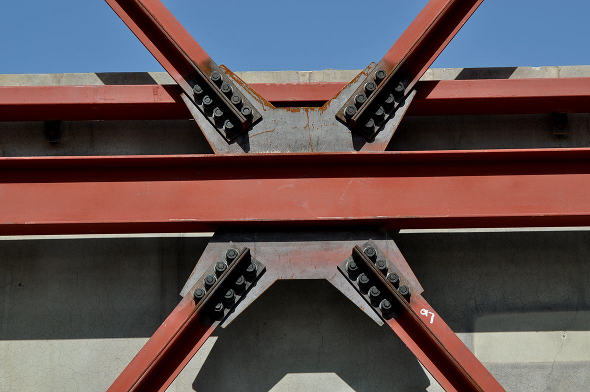 Шарнирное крепление металлоконструкций. Сварка швеллер тавр 90 градусов. Крепеж к металлическим балкам для профиля bpd-41. Шарнирное соединение двутавровых балок. Соединение металлоконструкций болтами.